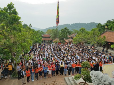 Hoạt động ngoại khóa - Lễ dâng hương tại đền thờ Danh sư Chu Văn An- Chí Linh - Hải Dương và tham quan công viên Rồng- Hạ Long- Quảng Ninh
