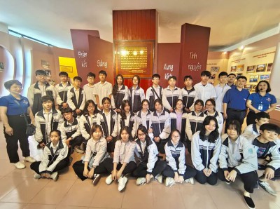 Chi đoàn trường THCS Mỗ Lao phối hợp với Đoàn Phường Mộ Lao tổ chức cho thanh niên ưu tú tham quan bảo tàng Tuổi trẻ Việt Nam