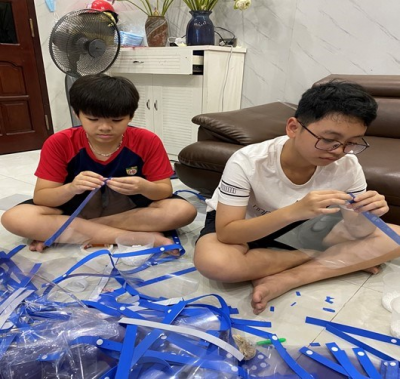 2  học sinh trường THCS Mỗ Lao tặng tấm chắn giọt bắn góp phần chống dịch