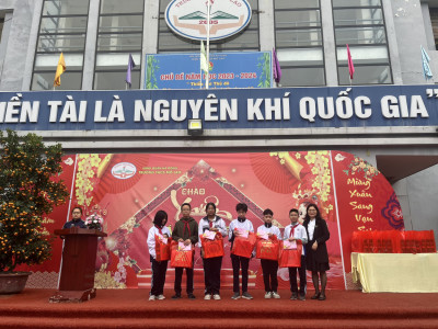 Trường THCS  Mỗ Lao tặng quà tết cho học sinh có hoàn cảnh khó khăn