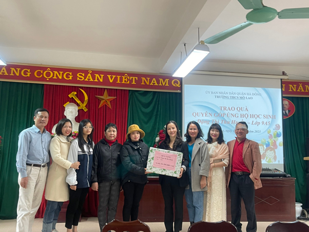 Trao quà quyên góp ủng hộ học sinh Đặng Thị Thanh Huyền